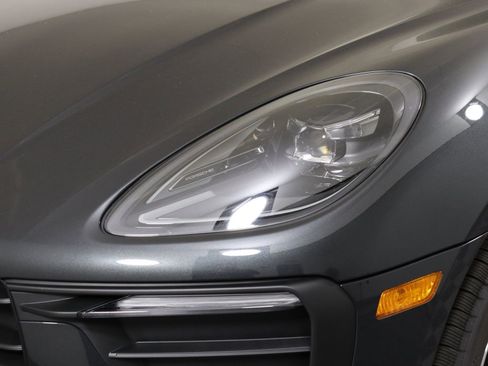 Certified 2025 Porsche Macan AWD/4WD image 10