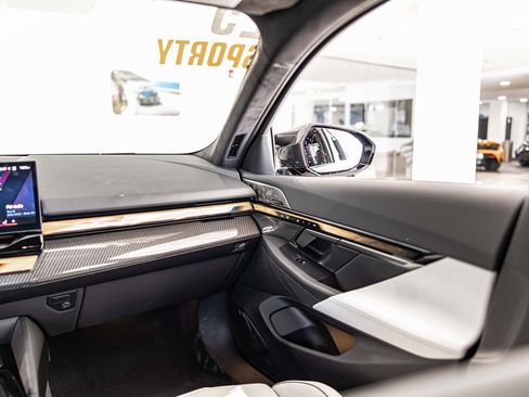 Used 2025 BMW M5 w/ Carbon Package image 38