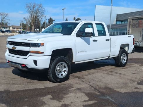 Used 2018 Chevrolet Silverado 1500 W/T w/ Trailering Package image 4