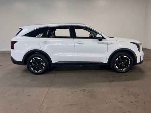 Used 2024 Kia Sorento S image 2