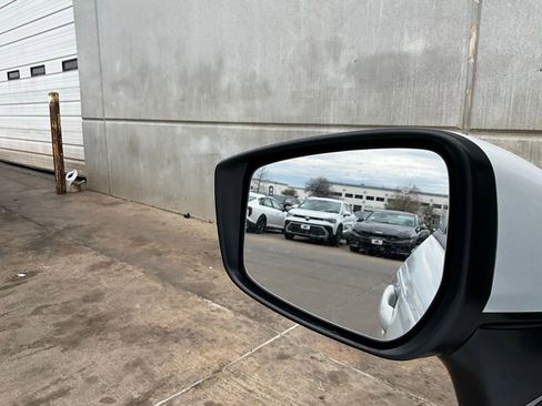 Used 2025 Nissan Versa SV image 18