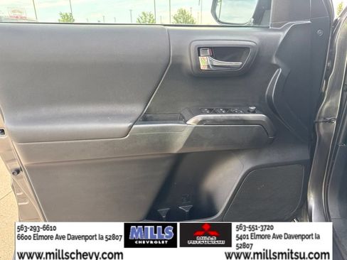 Used 2018 Toyota Tacoma TRD Off-Road AWD/4WD image 9
