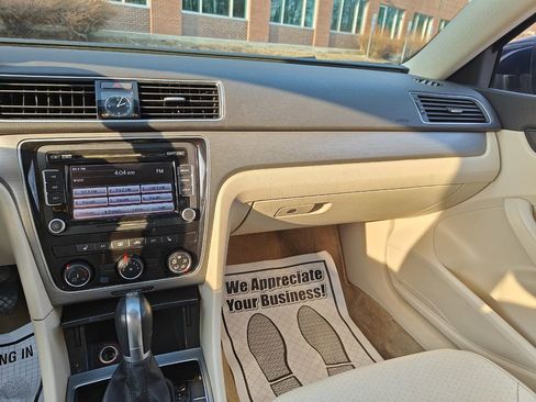 Used 2015 Volkswagen Passat TDI SE image 16