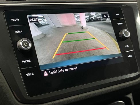 Used 2021 Volkswagen Tiguan SE w/ Panoramic Sunroof Package image 29