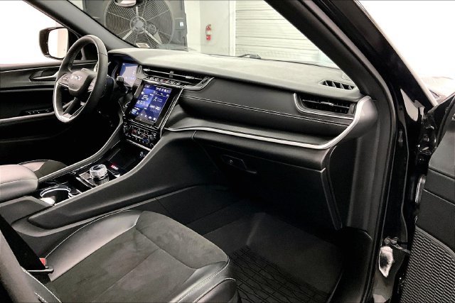 Used 2023 Jeep Grand Cherokee Altitude AWD/4WD image 19