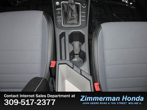Used 2025 Volkswagen Jetta SE w/ Sunroof Package image 17