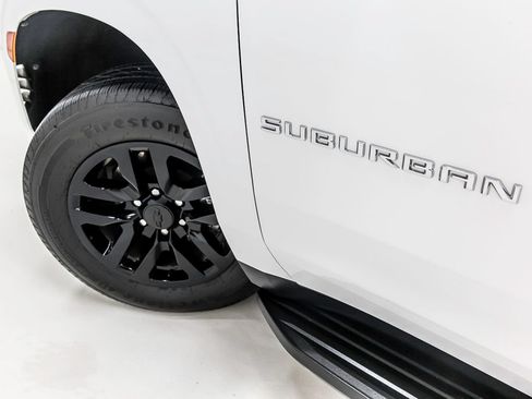 Used 2022 Chevrolet Suburban LT RWD image 11