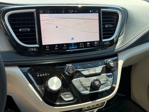 Certified 2024 Chrysler Pacifica Select image 21