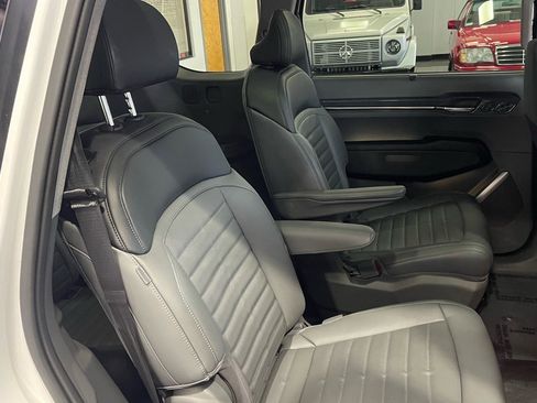 Used 2025 Kia EV9 Land w/ Towing Package image 48