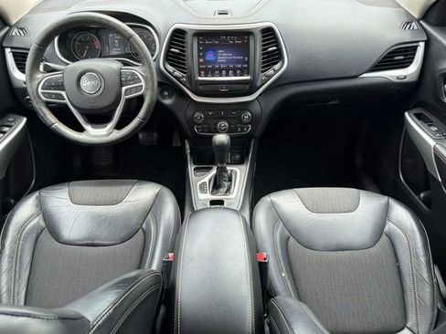 Used 2018 Jeep Cherokee Latitude Plus w/ Comfort/Convenience Group FWD image 15
