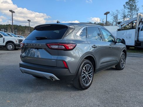 Certified 2025 Ford Escape SE image 5