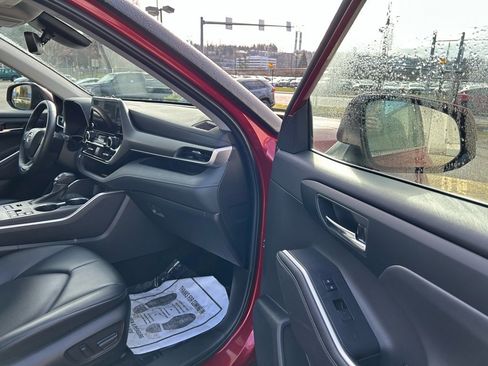 Certified 2024 Toyota Highlander XLE image 17