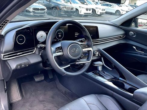 Used 2022 Hyundai Elantra Limited w/ Preferred Accessory Package image 17