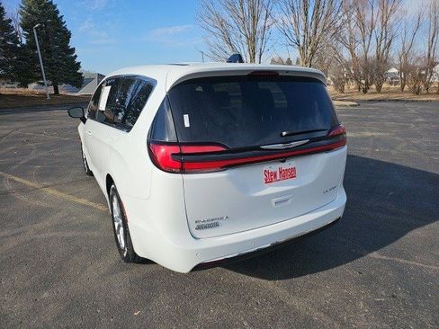 Used 2026 Chrysler Pacifica Limited image 3