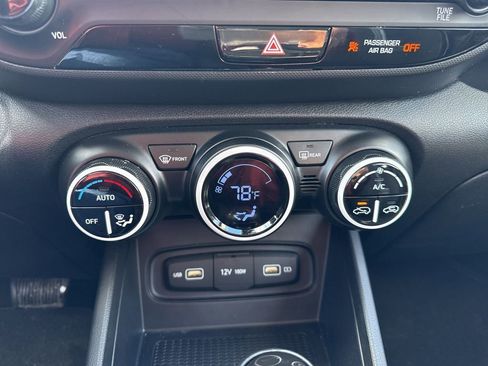 Used 2022 Hyundai Venue Limited image 29