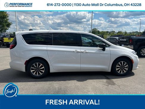Used 2026 Chrysler Pacifica Select FWD image 3