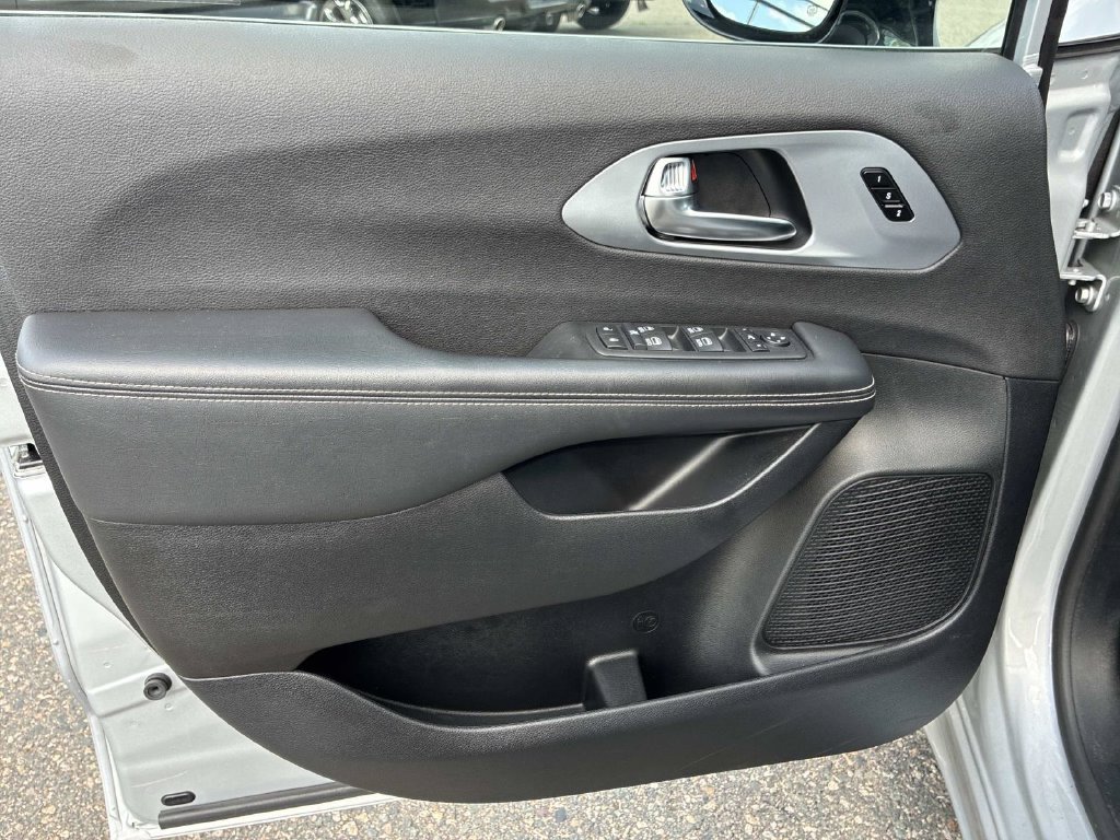 Used 2026 Chrysler Pacifica Limited FWD image 24