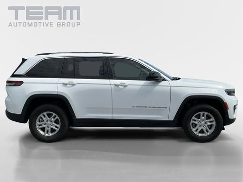 Used 2023 Jeep Grand Cherokee Laredo AWD/4WD image 8