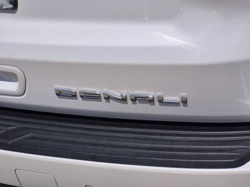 Used 2023 GMC Yukon Denali Ultimate AWD/4WD image 10