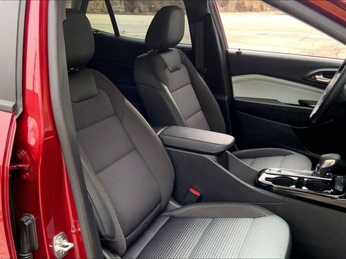 Used 2025 Chevrolet Trax LT w/ LT Convenience Package image 7