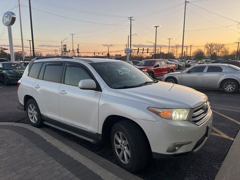 Used 2011 Toyota Highlander SE w/ Tow Pkg image 2