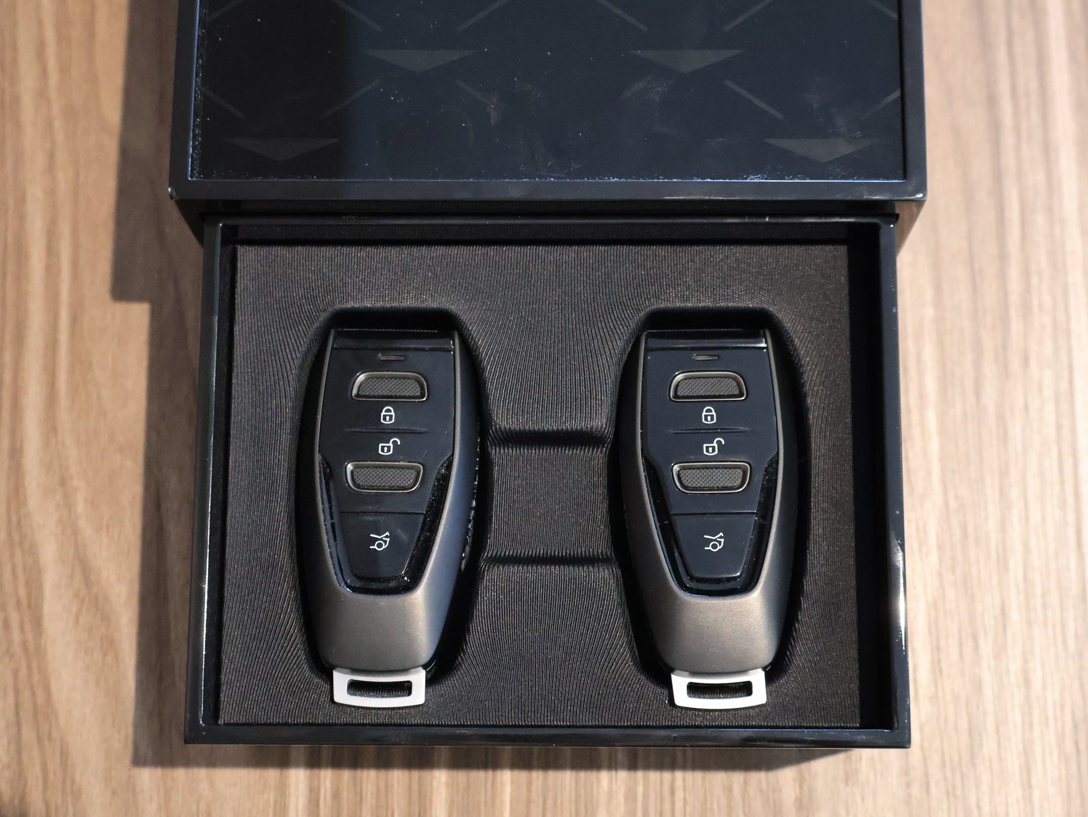 Used 2024 Aston Martin DB12 Convertible RWD image 33