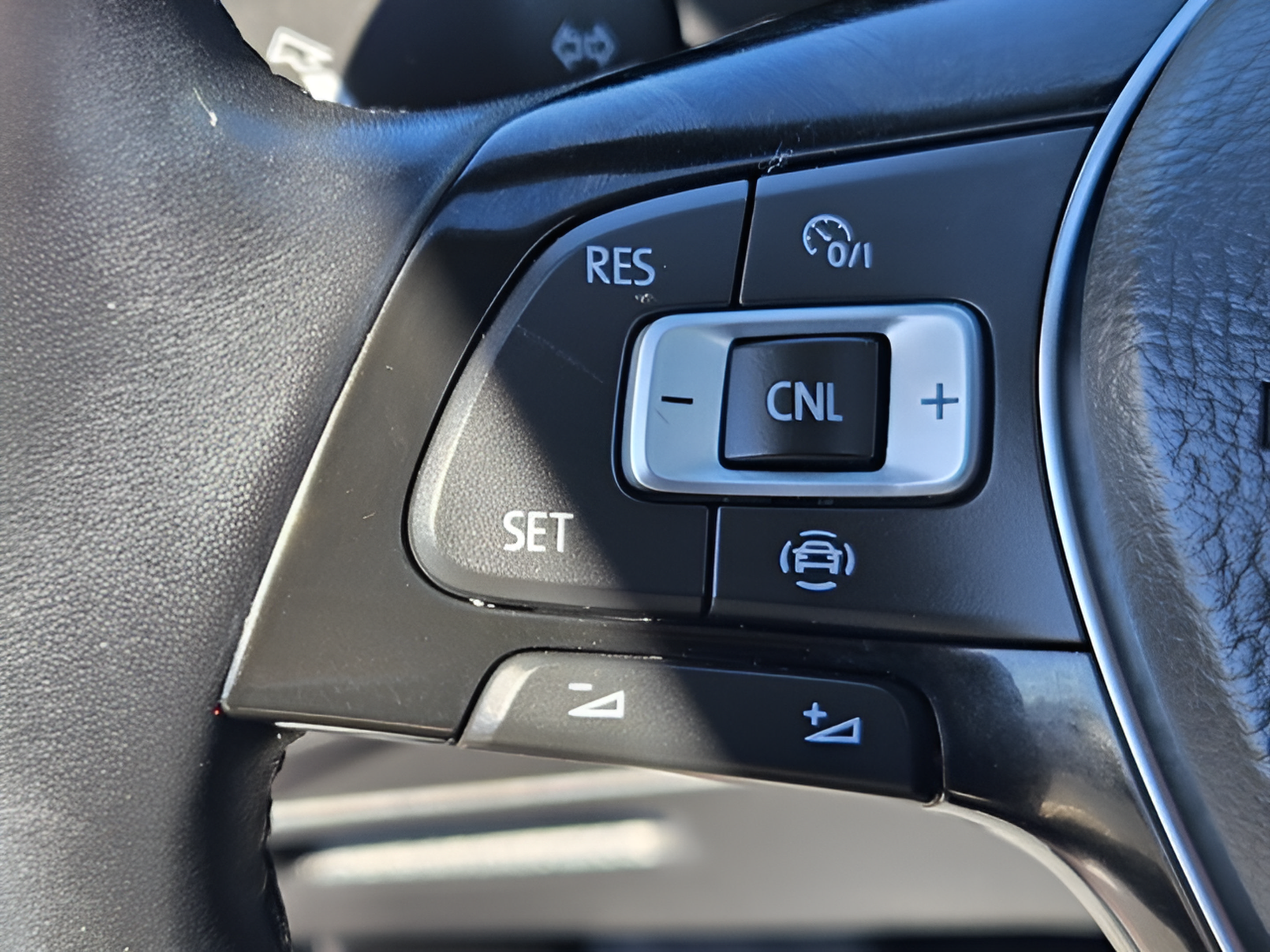 Used 2019 Volkswagen Tiguan SE w/ Panoramic Sunroof Package FWD image 26