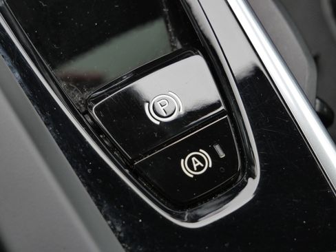 Used 2022 Volvo XC60 B6 R-Design w/ Advanced Package image 28