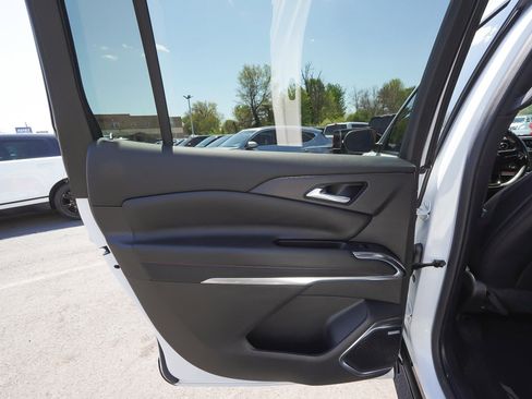 Used 2024 Chevrolet Traverse RS FWD image 9