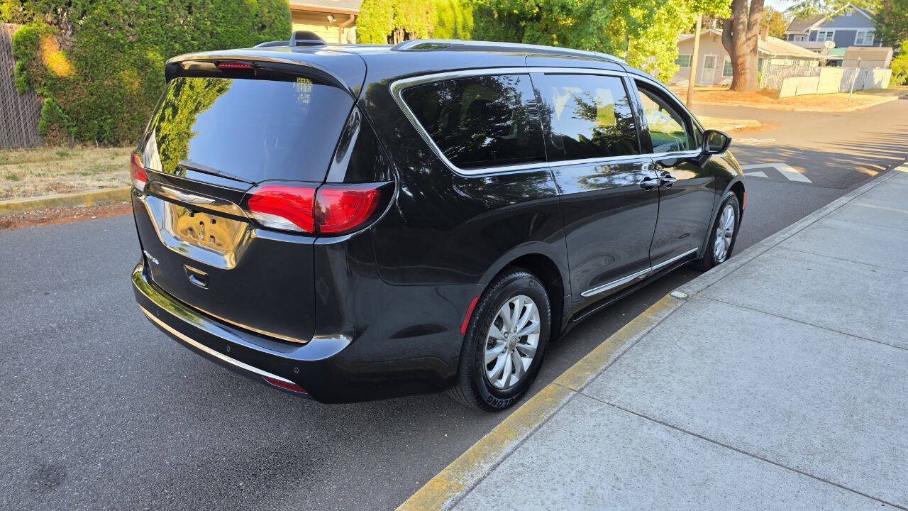 Used 2018 Chrysler Pacifica Touring-L FWD image 5