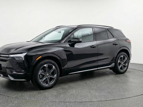 Used 2025 Chevrolet Blazer LT FWD image 3