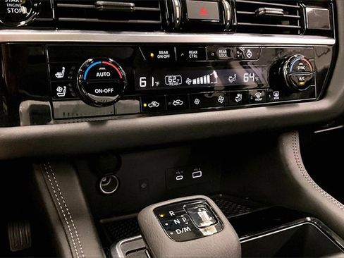 Used 2025 Nissan Pathfinder Platinum image 28