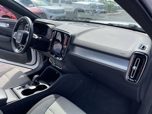 Used 2024 Volvo XC40 B5 Core image 29