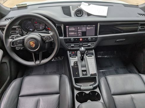 Certified 2025 Porsche Macan image 7