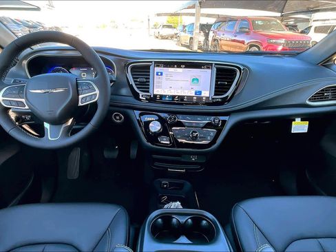 New 2026 Chrysler Pacifica Select image 6