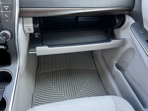 Used 2017 Toyota Camry LE FWD image 34