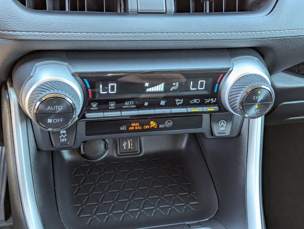 Used 2025 Toyota RAV4 XLE FWD image 28