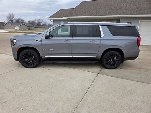 Used 2021 GMC Yukon XL SLT w/ SLT Premium Package image 4