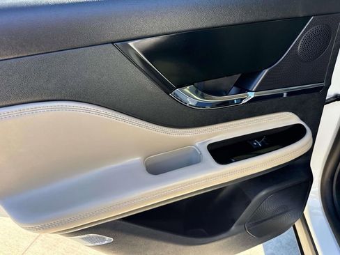 Used 2025 Lincoln Corsair Reserve image 9