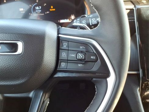 Used 2025 Jeep Grand Cherokee Altitude AWD/4WD image 25