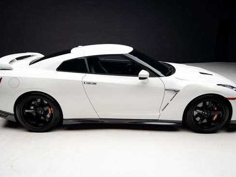 Used 2019 Nissan GT-R Premium AWD/4WD image 37