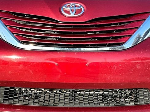 Used 2017 Toyota Sienna LE image 12