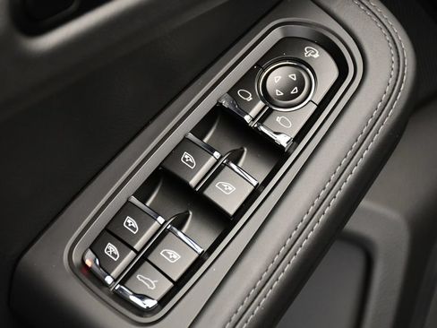 Certified 2026 Porsche Macan AWD/4WD image 38