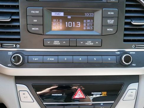 Used 2017 Hyundai Elantra SE FWD image 19