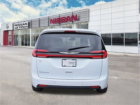 Used 2023 Chrysler Pacifica Touring-L image 5