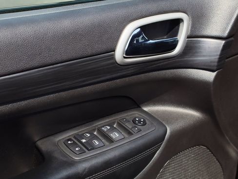 Used 2020 Jeep Grand Cherokee Altitude image 19