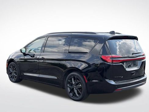 Certified 2025 Chrysler Pacifica Limited FWD image 6