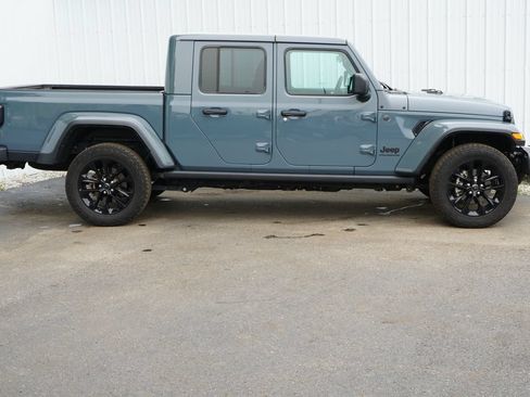 Used 2024 Jeep Gladiator Sport AWD/4WD image 2