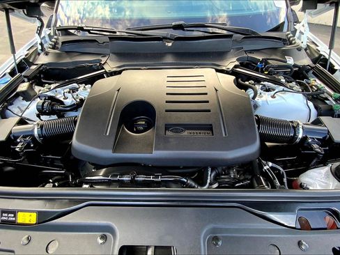 Used 2024 Land Rover Discovery Metropolitan Edition image 29