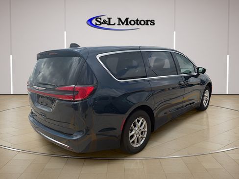 Certified 2024 Chrysler Pacifica Touring-L FWD image 7